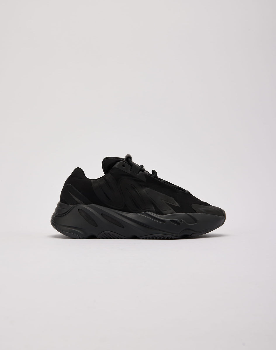 Yeezy triple black 700 fashion