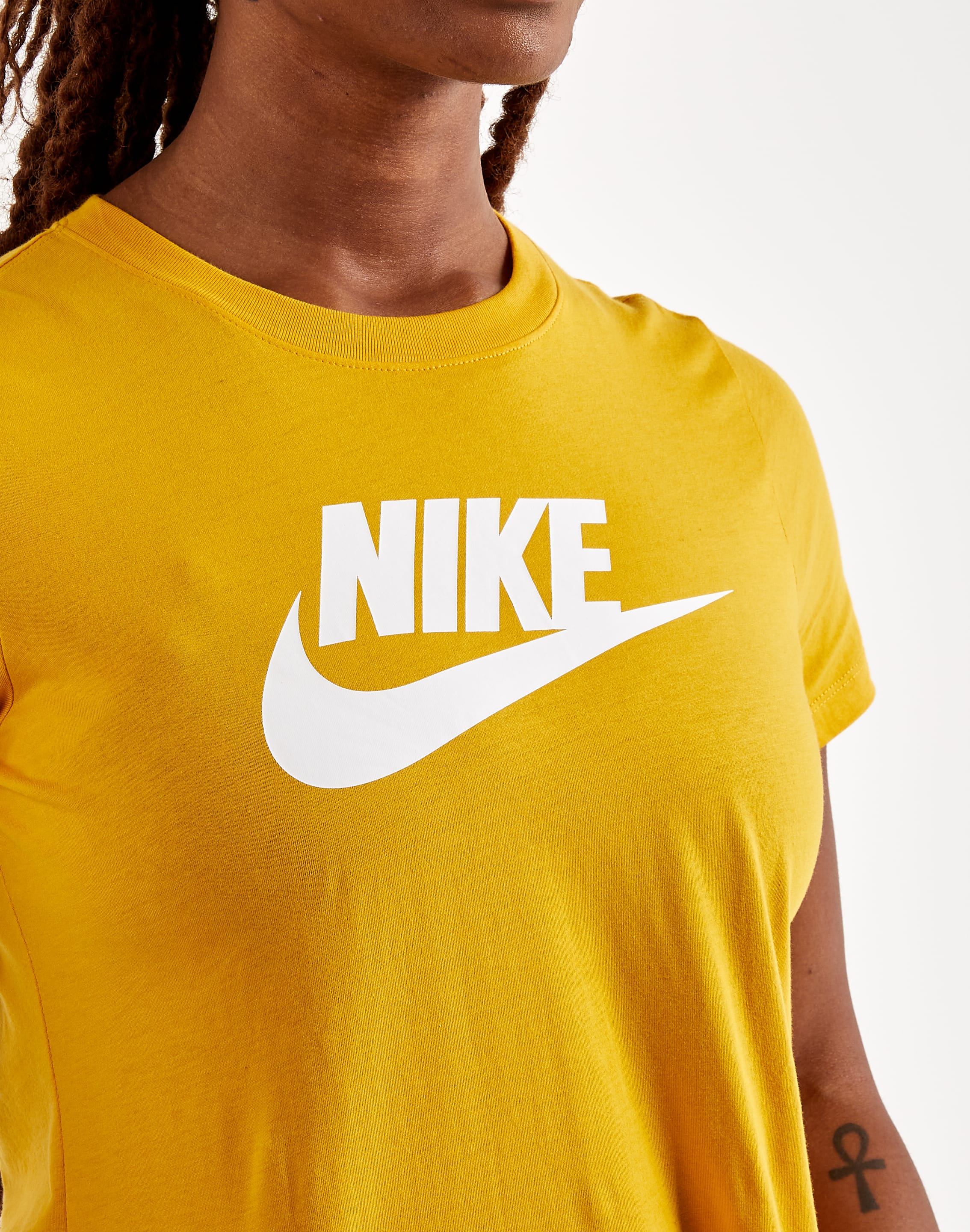 Nike Womens Essential Icon Futura T-Shirt Bv6169-100 : : Clothing,  Shoes & Accessories