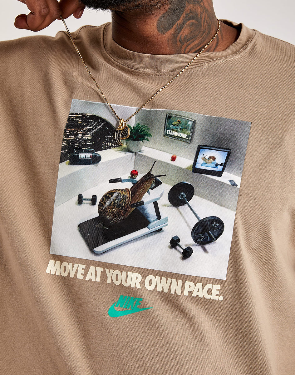 Move at your own pace' Men's Premium T-Shirt