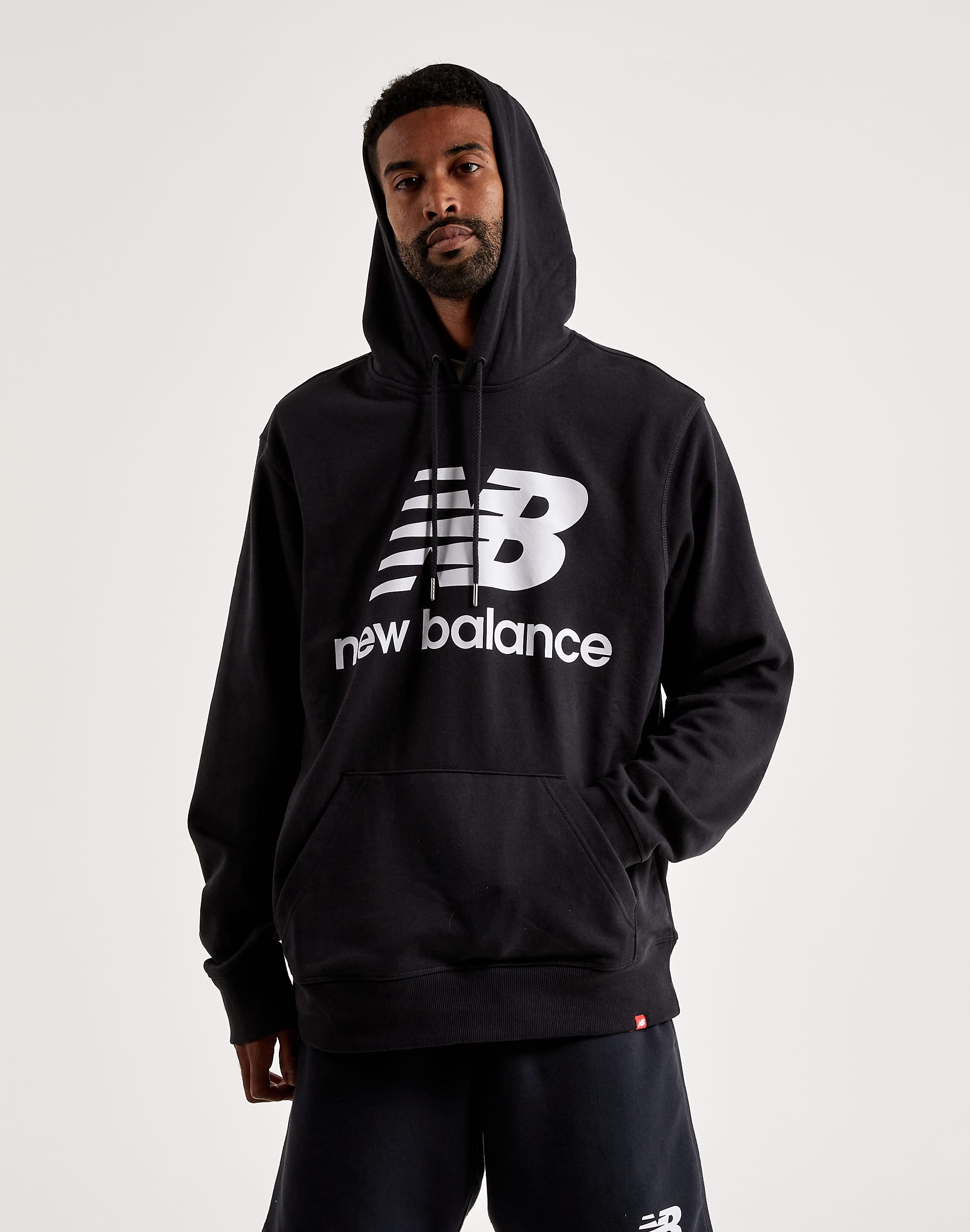 New Balance – DTLR Pullover Hoodie Essentials Logo Stacked