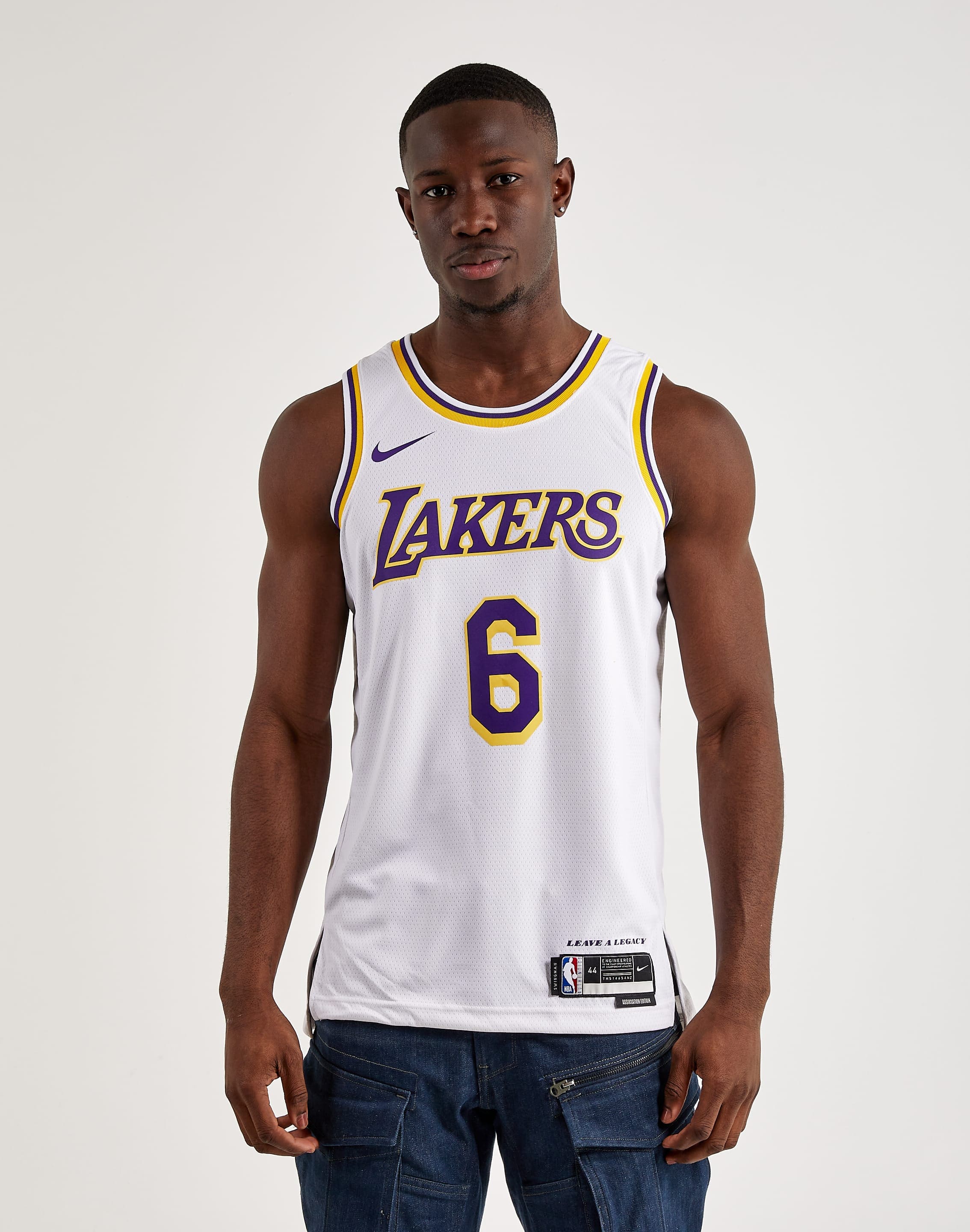 Youth Nike LeBron James White Los Angeles Lakers Swingman Jersey - Association Edition Size: Large