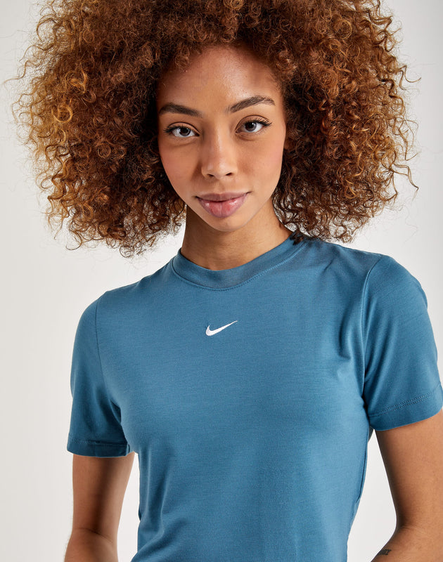 Nike Essential Slim-Fit Cropped Tee – DTLR