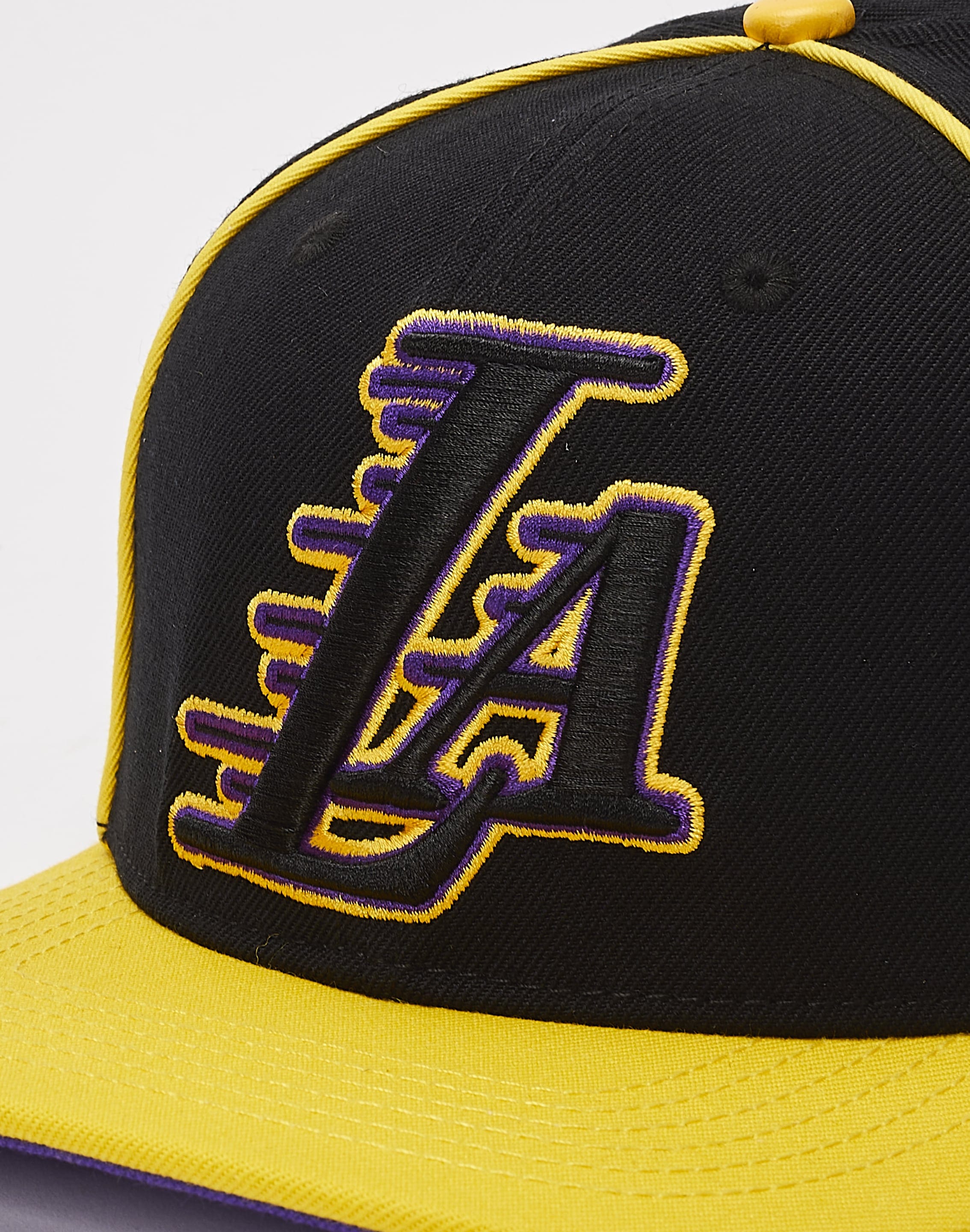 Pro Standard Los Angeles Lakers 17X Champs Snapback Hat – DTLR