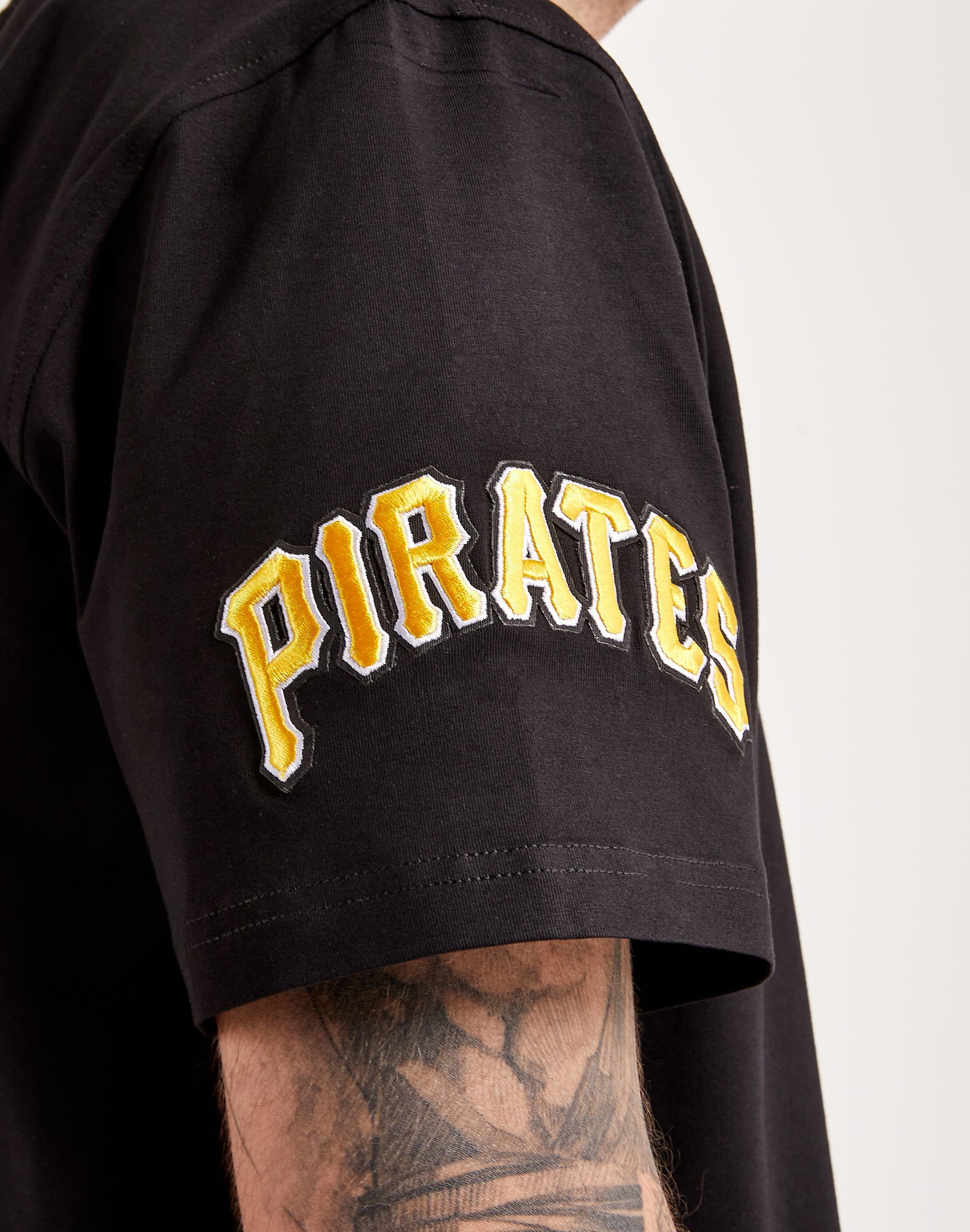 Pro Standard Men's Black Pittsburgh Pirates Team T-shirt